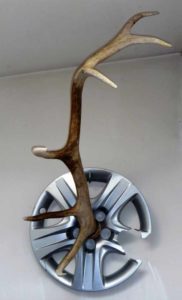 Object: Dropping rod. 2009, Berlin, 1030 x 71 x 47 cm, dropping rod, hubcap. Nature meets. (C) T.A. (web)