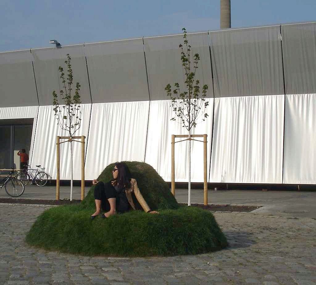 Woman on grass bench, (C) Tom Albrecht, 2009, Berlin Open Call „Transformation“