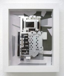 Nele Kathrin Köhler: Festplatte. 2012, 34,5 x 28,5 cm, Metall, Kunststoff, Gouache-Siebdruck in Objektrahmen