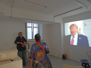 Gäste und Trump-Video, Foto John Maibohm
