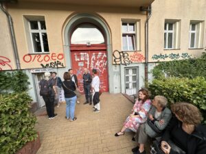 Vor der Galerie, Foto Maria Korporal
