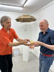 Tom überreicht ersten Preis