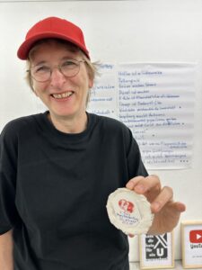 Andrea Streit mit Aluhut-Preis