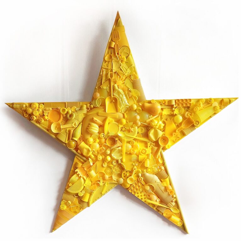 UNITED STAR OF EUROPE, TrashmaidBerlin, Berlin, 2024, Objekt, 150 x 150 cm, ca. 10 kg, gelber Plastikmüll aus dem öffentlichen Raum und der Natur aus den 27 EU-Staaten